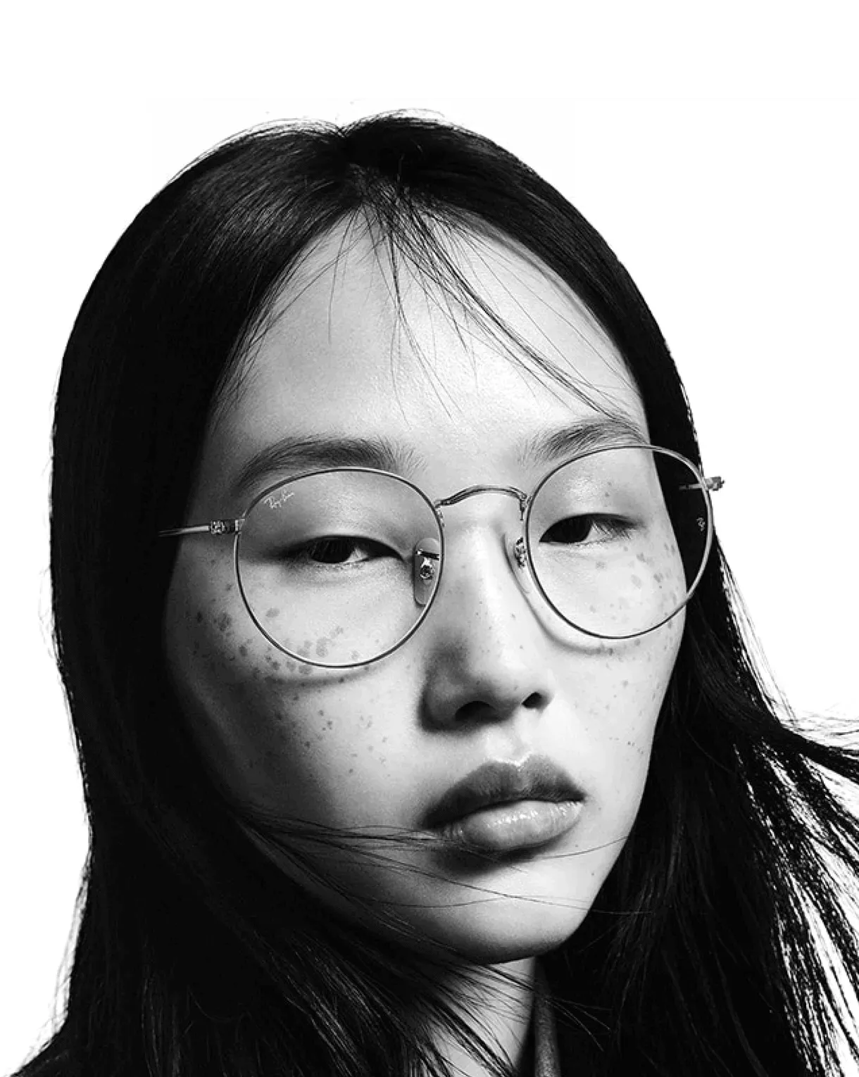 Ray-Banアイウェアコレクションのキービジュアル。丸いメタルフレームのメガネをかけた女性のポートレート